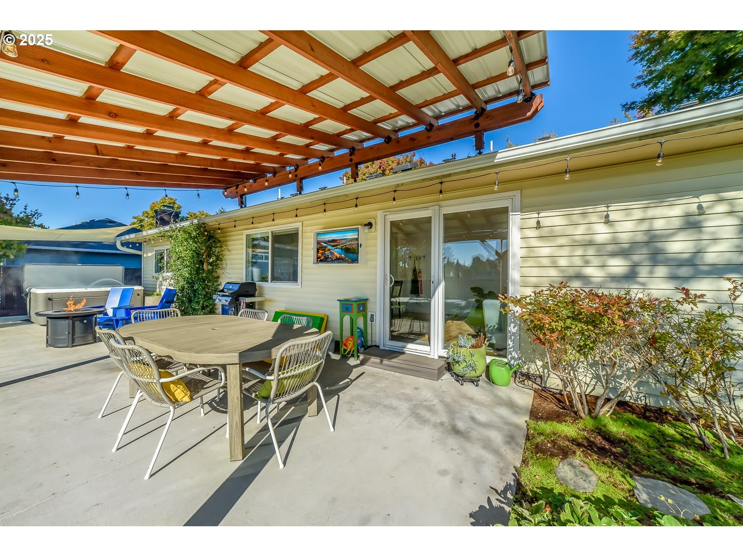 3052 Kentwood Drive Eugene, OR 97401 - Photo 37 of 43 a view of a patio with table and chairs and potted plants