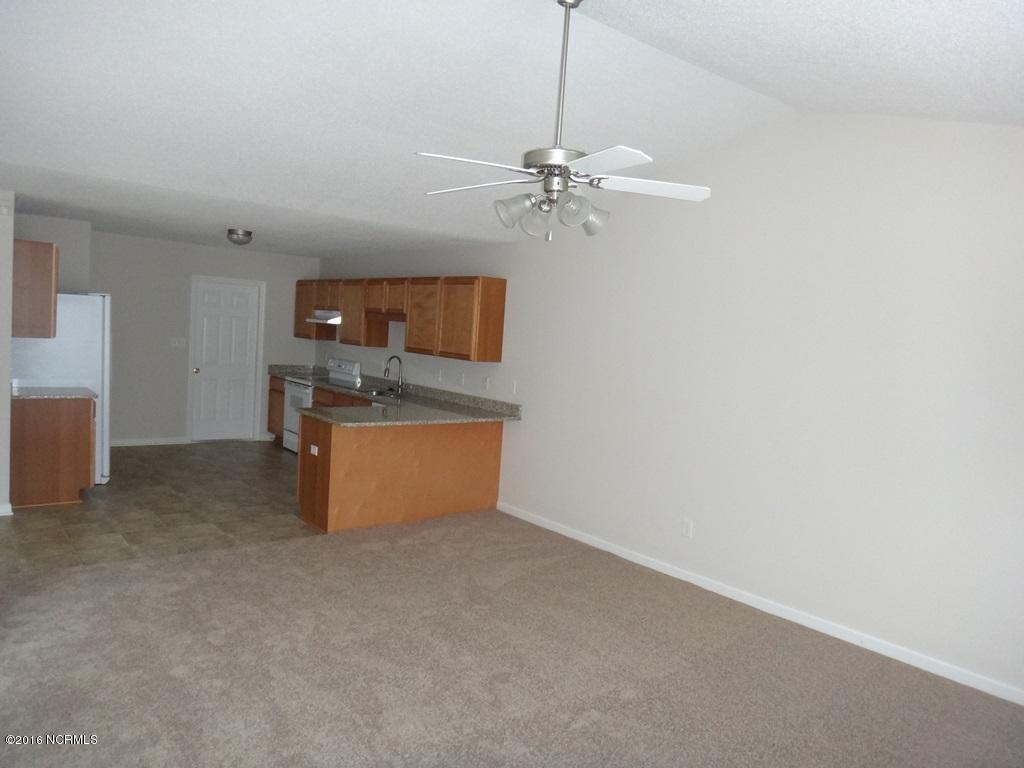 115 Charlton Road Hubert, NC 28539 - Photo 8 of 21 Living Area