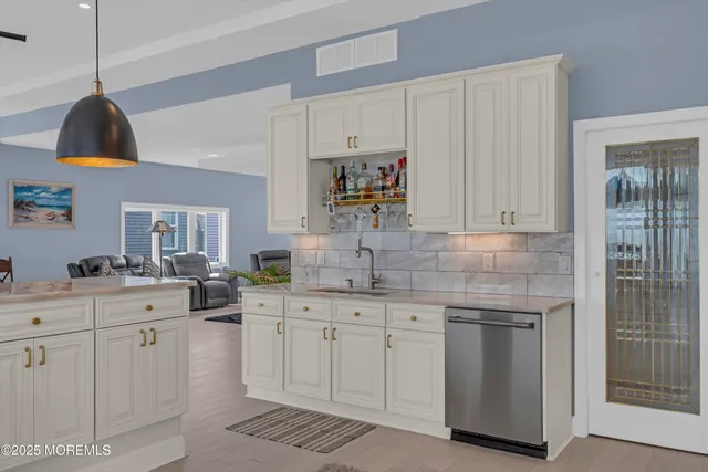 a view of a livingroom with furniture and a ceiling fan