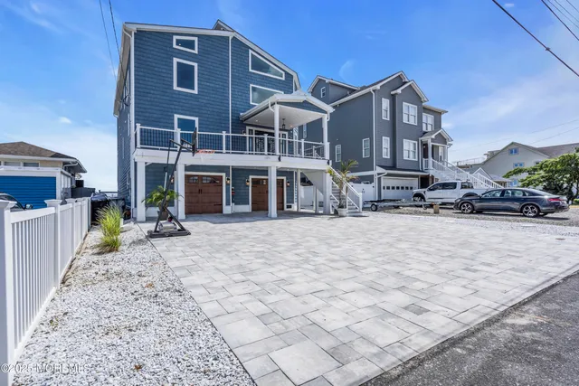 a view of a livingroom with wooden floor and a ceiling fan