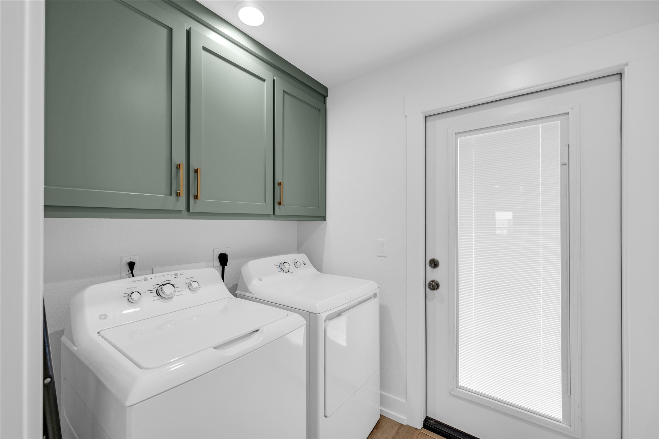 2477 Gilmore Crystal Beach, TX 77650 - Photo 29 of 40 a utility room with dryer and washer