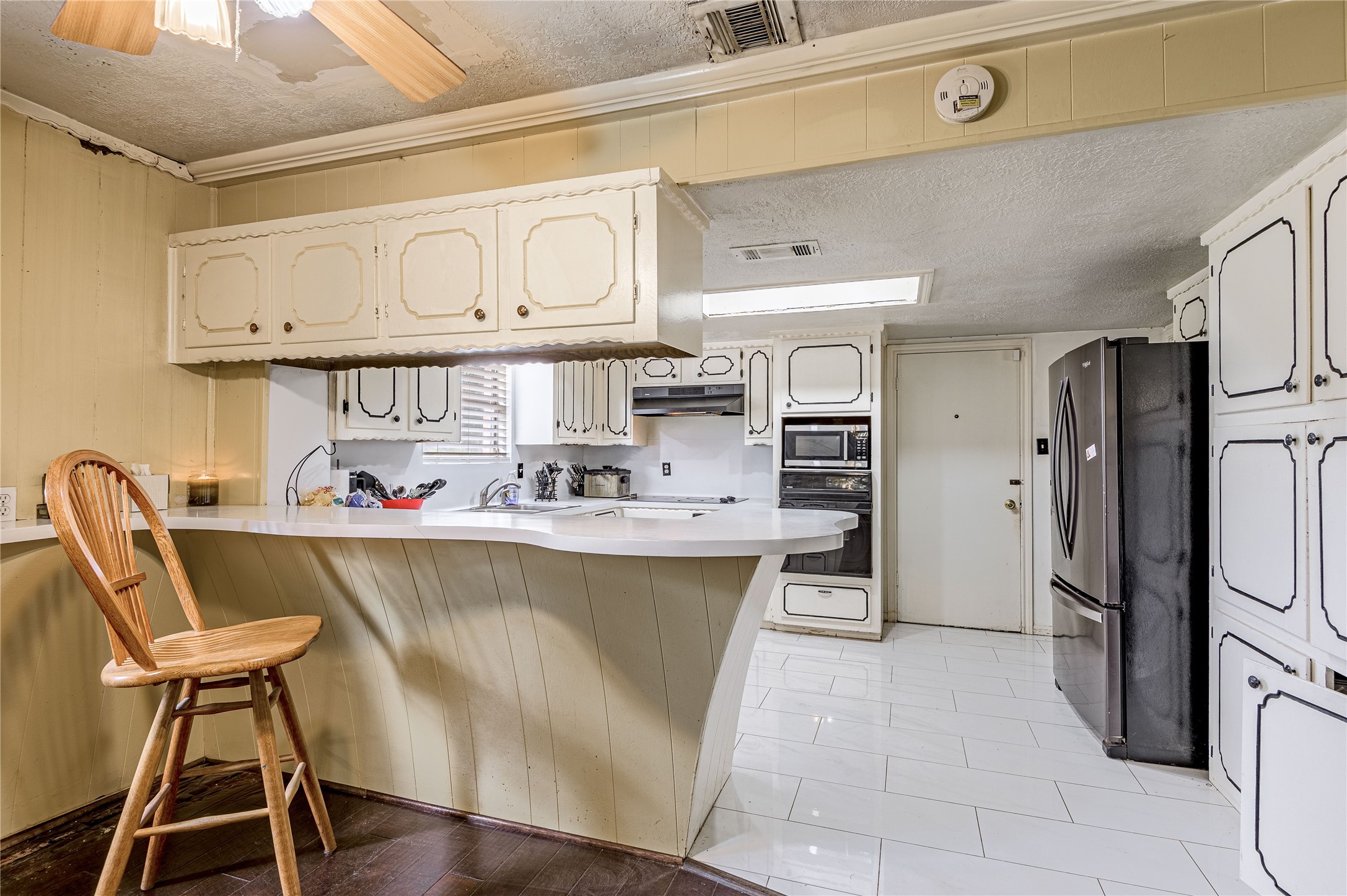 7640 Highway 75 Huntsville, TX 77340 - Photo 35 of 49 a kitchen with stainless steel appliances granite countertop a refrigerator and microwave