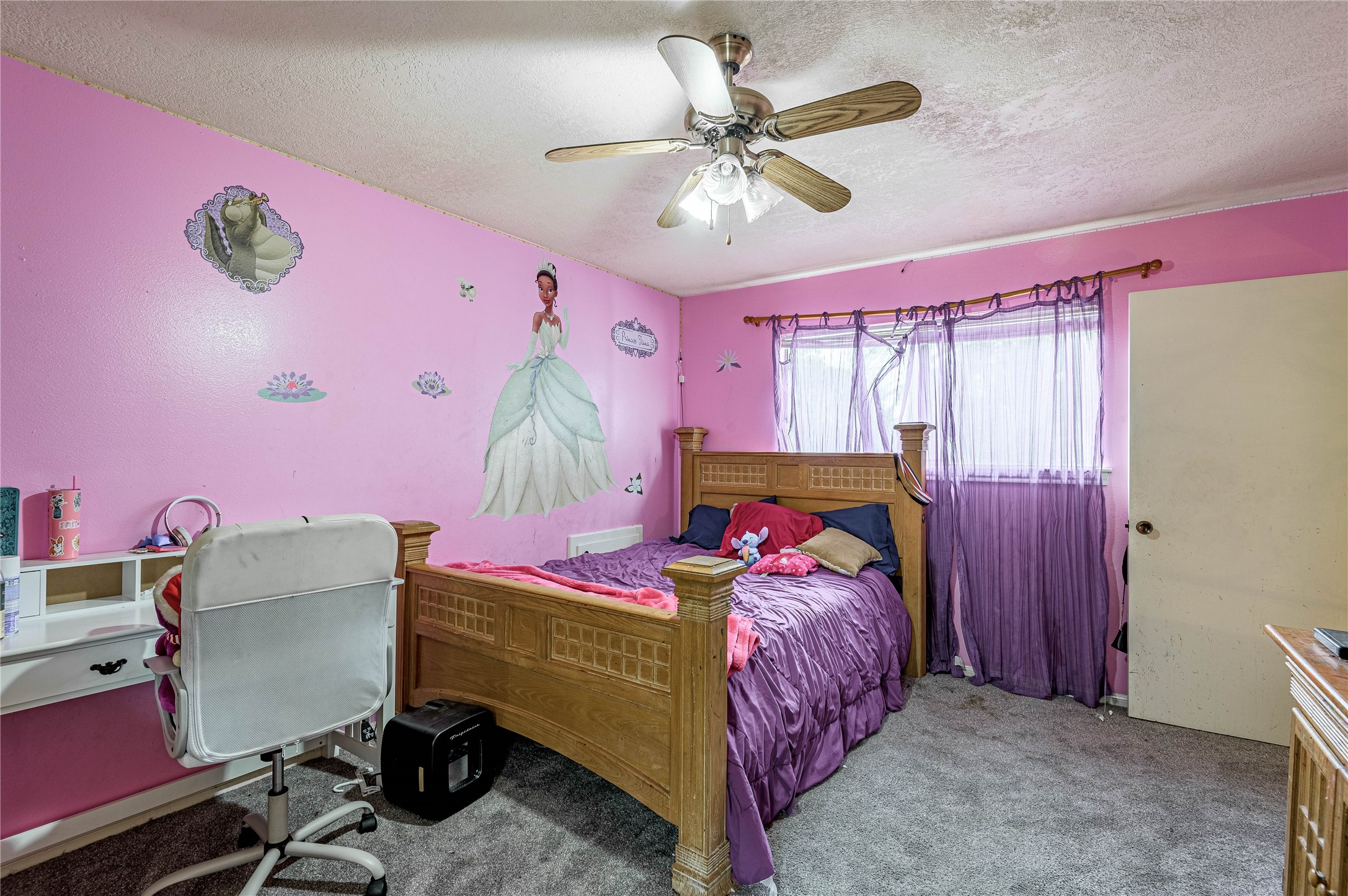 7640 Highway 75 Huntsville, TX 77340 - Photo 45 of 49 a bedroom with a bed and a chandelier