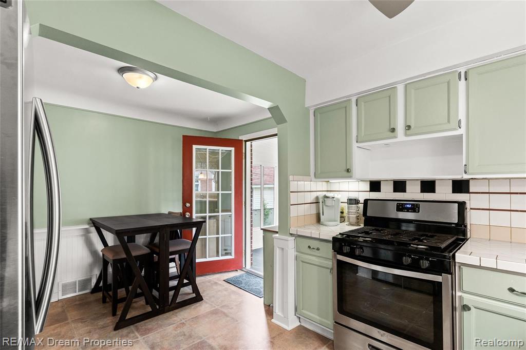 9029 Reeck Road Allen Park, MI 48101 - Photo 12 of 20