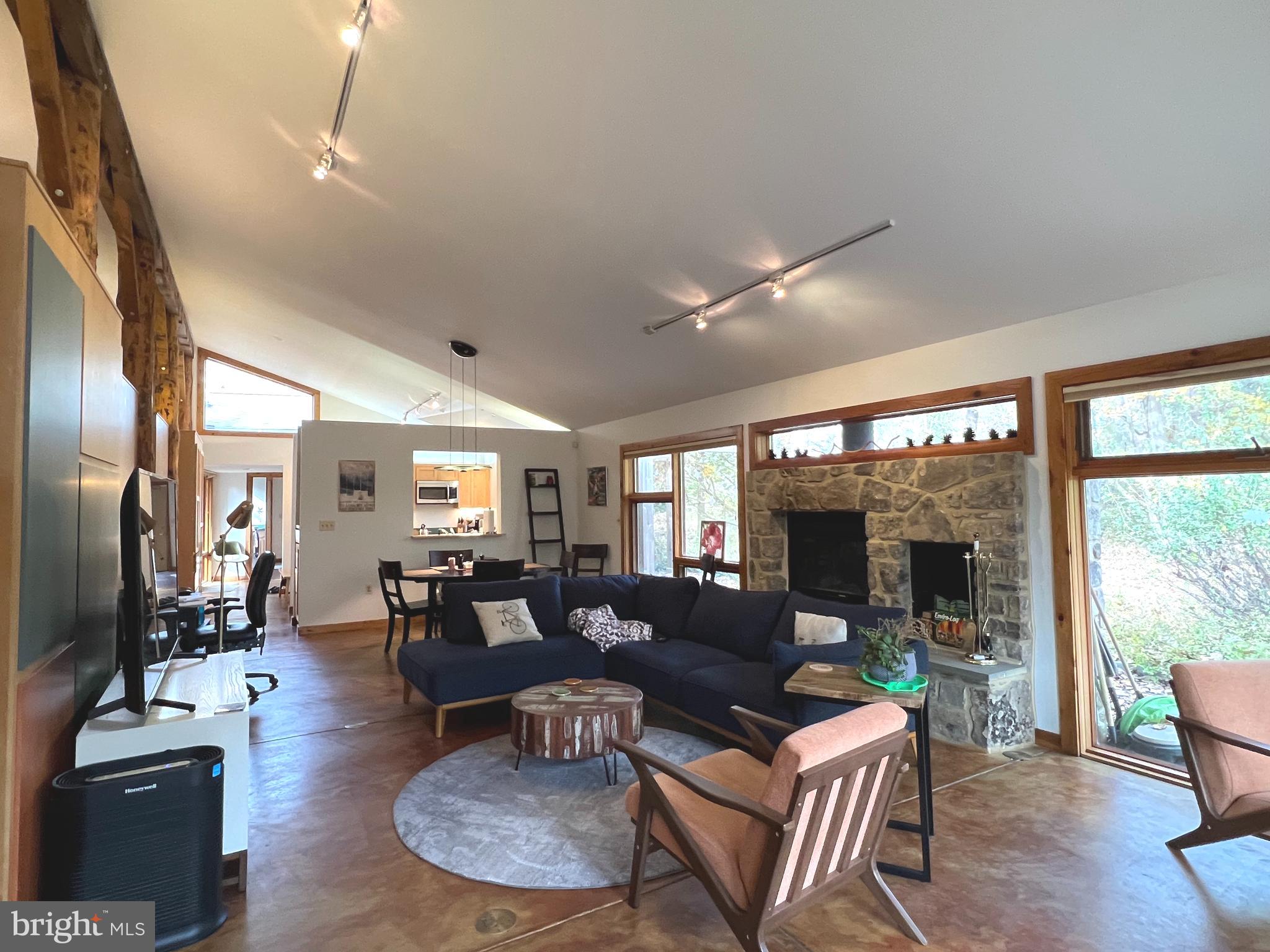 1301 Copper Hill Road Baltimore, MD 21209 - Photo 15 of 37 Living Room