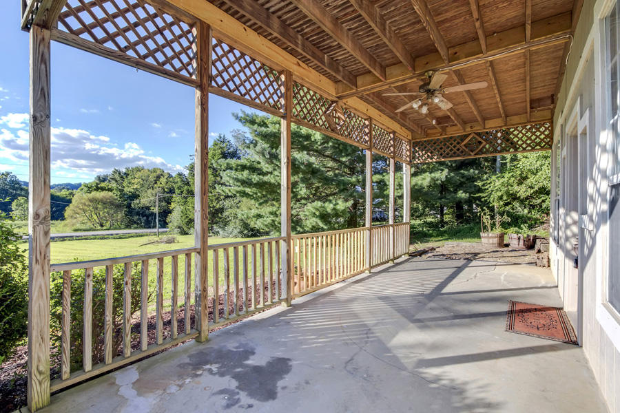 17653 Stockton Valley Road Philadelphia, TN 37846 - Photo 3 of 39 03_StocktonValleyRoad_17653_FrontPorch