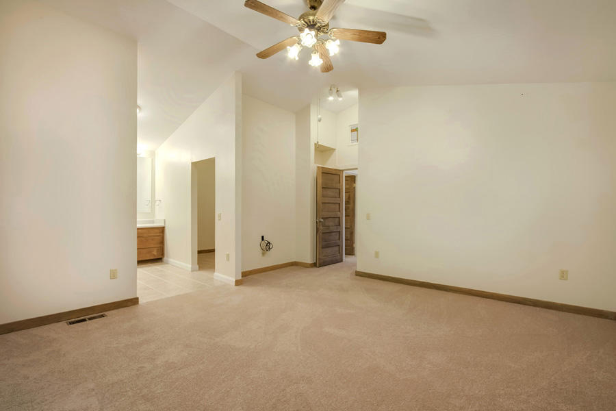 17653 Stockton Valley Road Philadelphia, TN 37846 - Photo 29 of 39 29_StocktonValleyRoad_17653_MasterBedroo