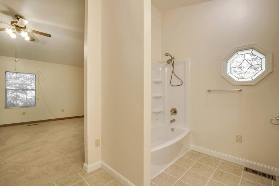 17653 Stockton Valley Road Philadelphia, TN 37846 - Photo 32 of 39 32_StocktonValleyRoad_17653_MasterBath02