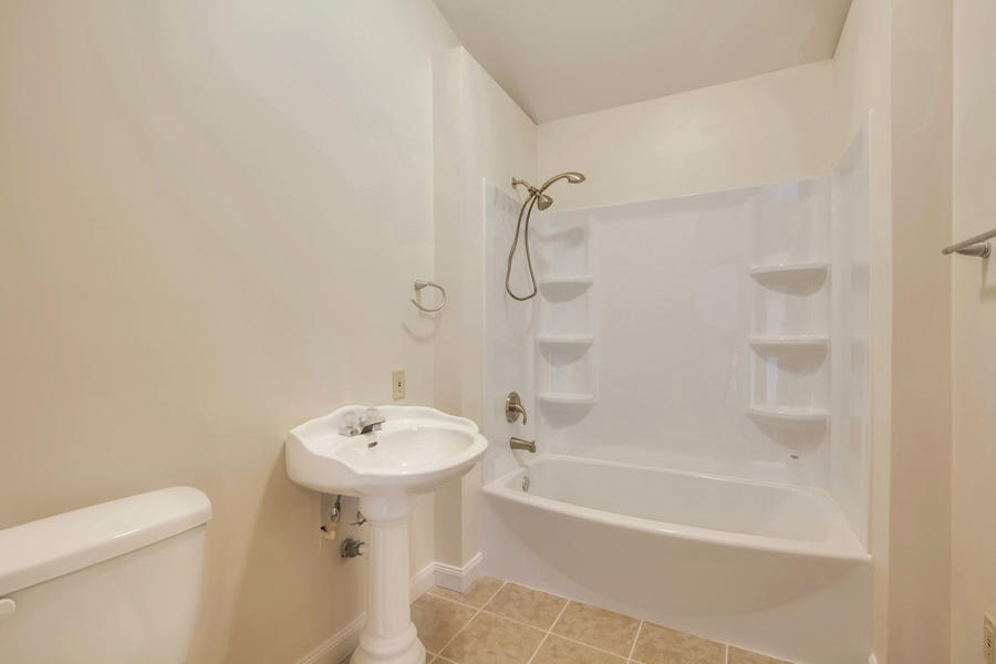 17653 Stockton Valley Road Philadelphia, TN 37846 - Photo 34 of 39 34_StocktonValleyRoad_17653_GuestBath