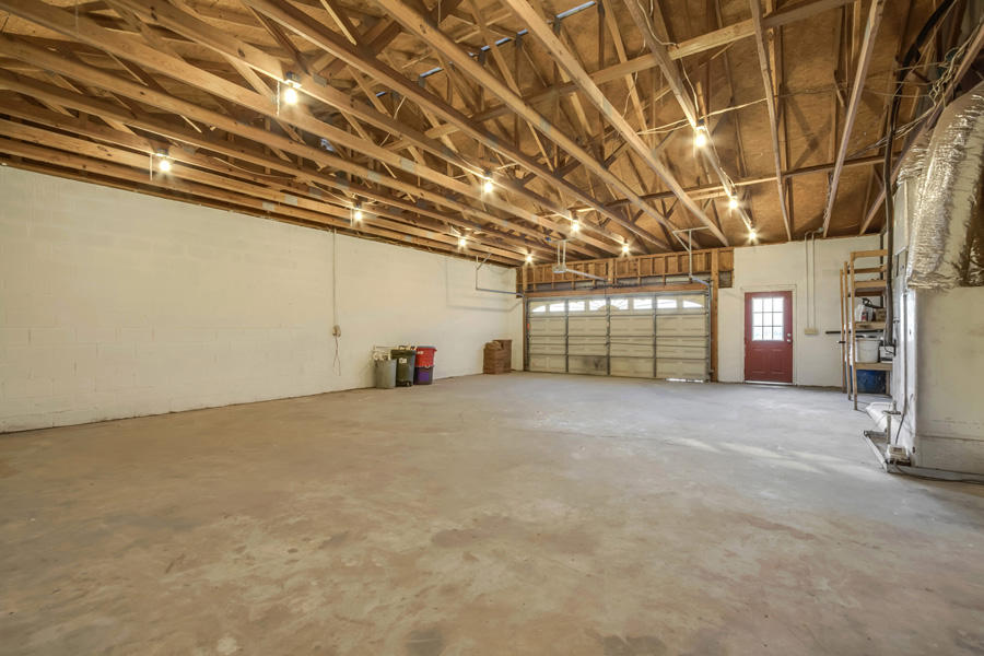 17653 Stockton Valley Road Philadelphia, TN 37846 - Photo 36 of 39 36_StocktonValleyRoad_17653_Garage01