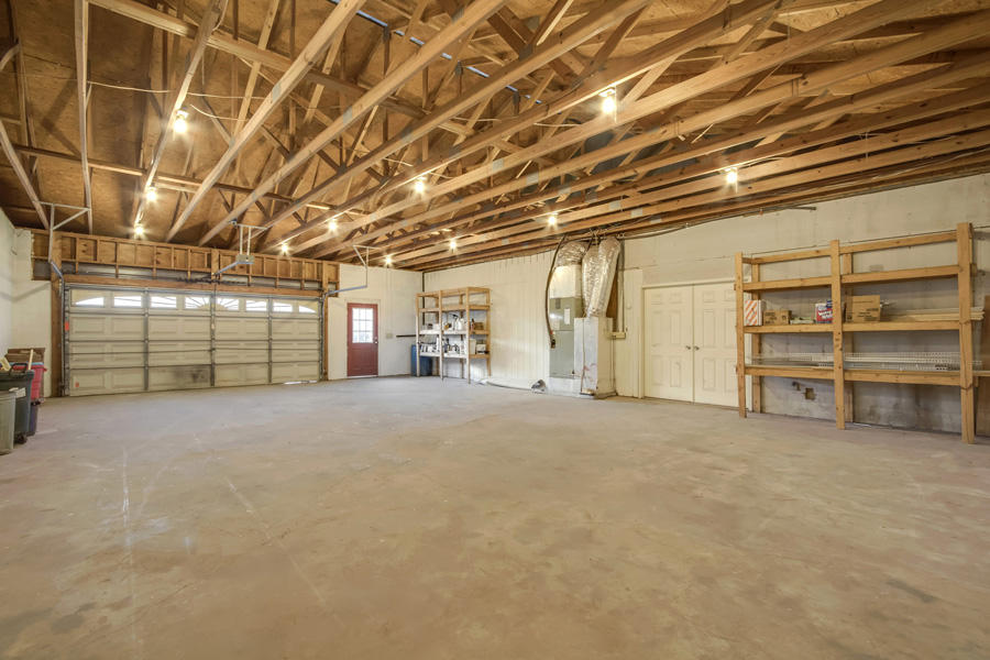 17653 Stockton Valley Road Philadelphia, TN 37846 - Photo 37 of 39 37_StocktonValleyRoad_17653_Garage02