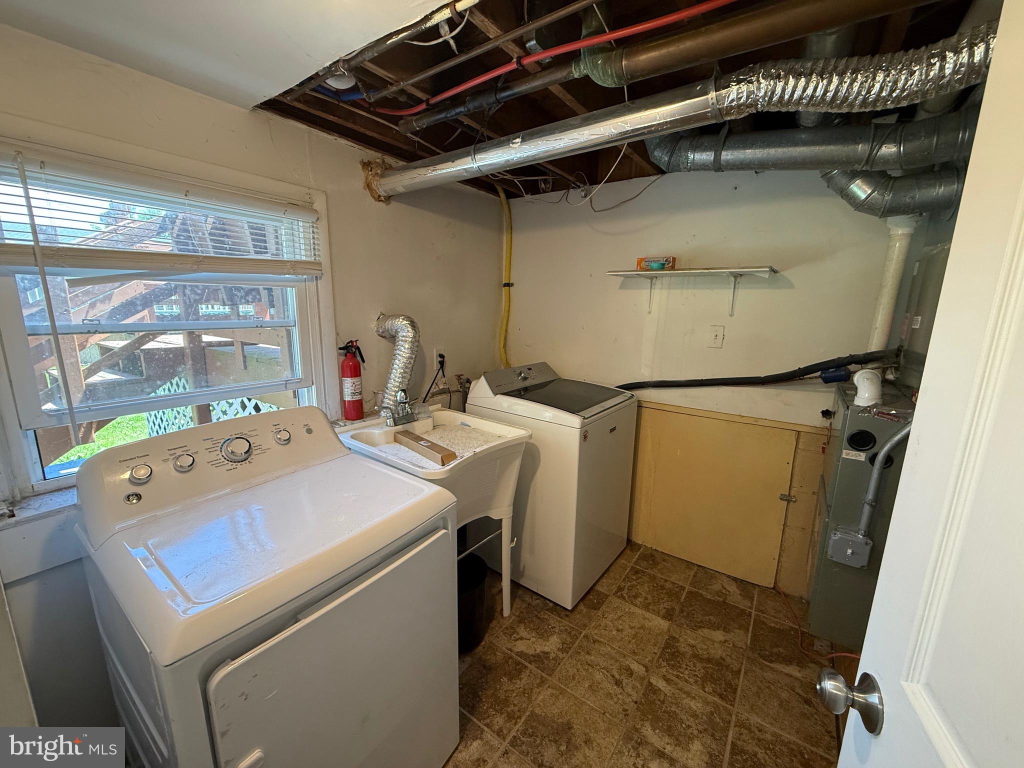 174 Kansas Road Pennsville, NJ 08070 - Photo 17 of 22 a utility room with dryer and washer
