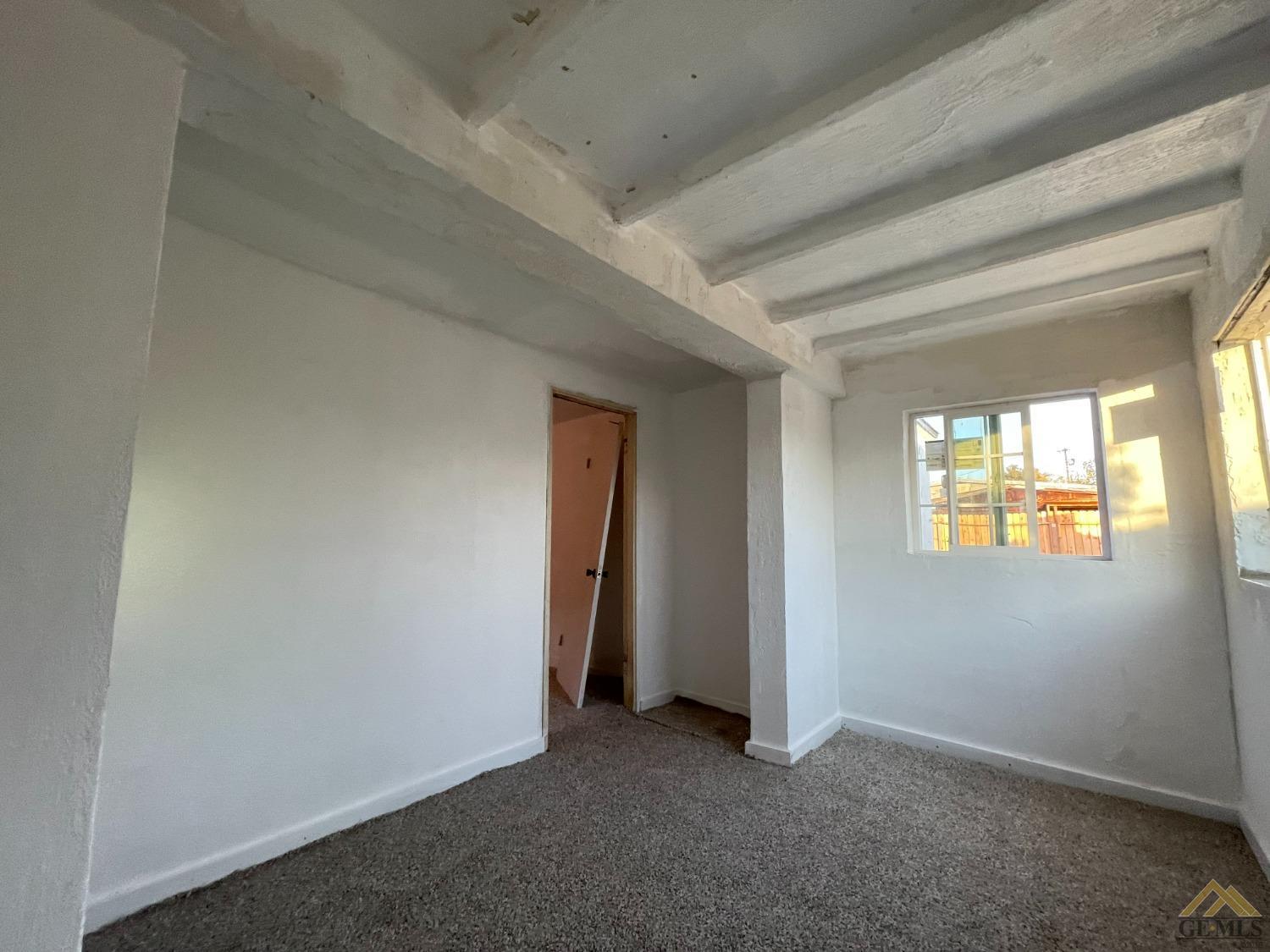 Undisclosed Address Bakersfield, CA 93308 - Photo 8 of 13 an empty room with windows