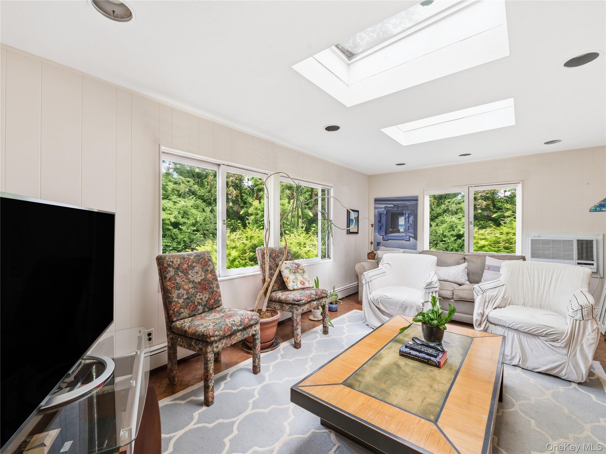 89 Bayview Avenue Great Neck, NY 11021 - Photo 9 of 38 Family Room