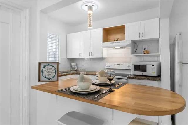 $2,300 | 343 Van Buren Street, Unit 3, Hollywood, FL 33019