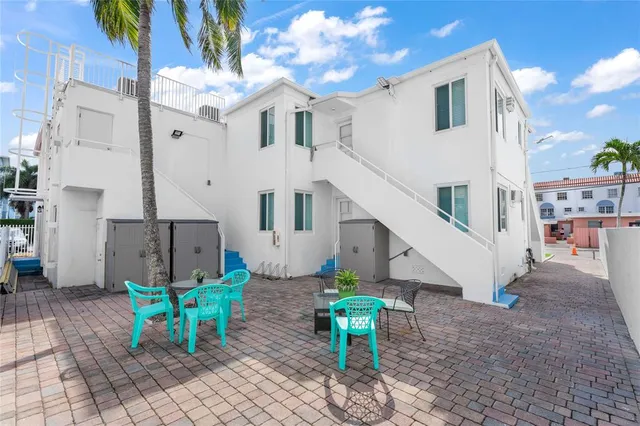 $2,300 | 343 Van Buren Street, Unit 3, Hollywood, FL 33019