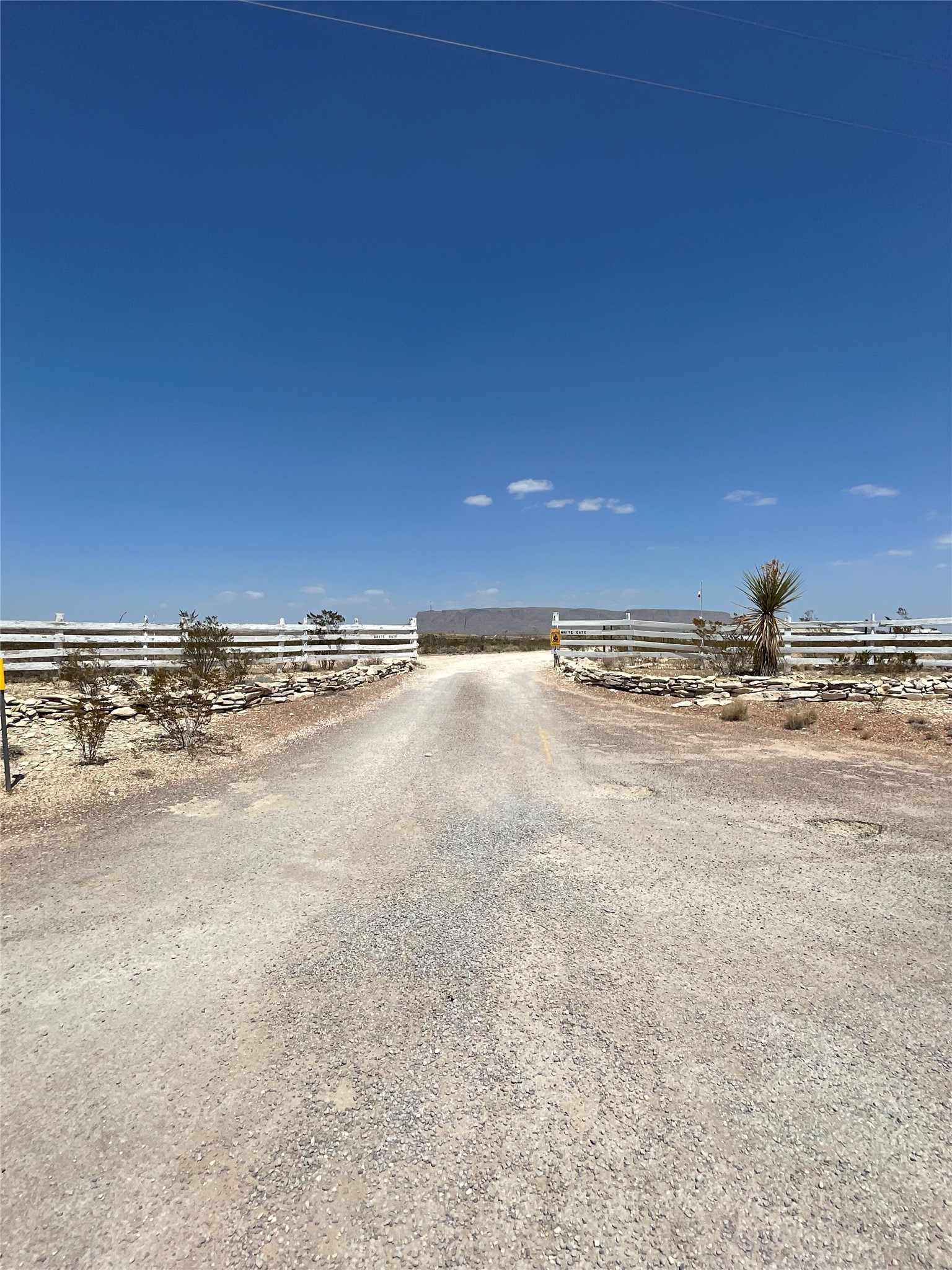 View of dirt / gravel​​‌​​​​‌​​‌‌​‌‌​​‌​​​​‌​​​‌‌​‌‌‌ road