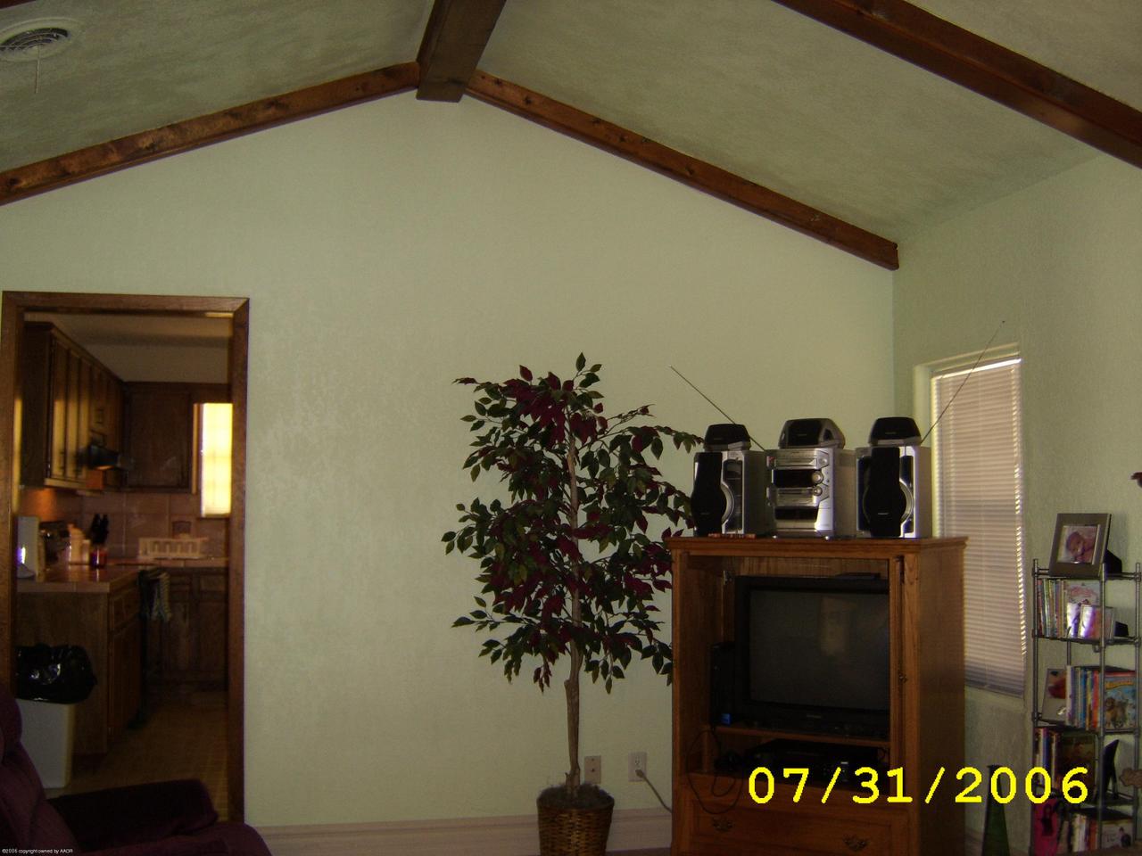 5207 Emory Court Amarillo, TX 79110 - Photo 4 of 10 Living room