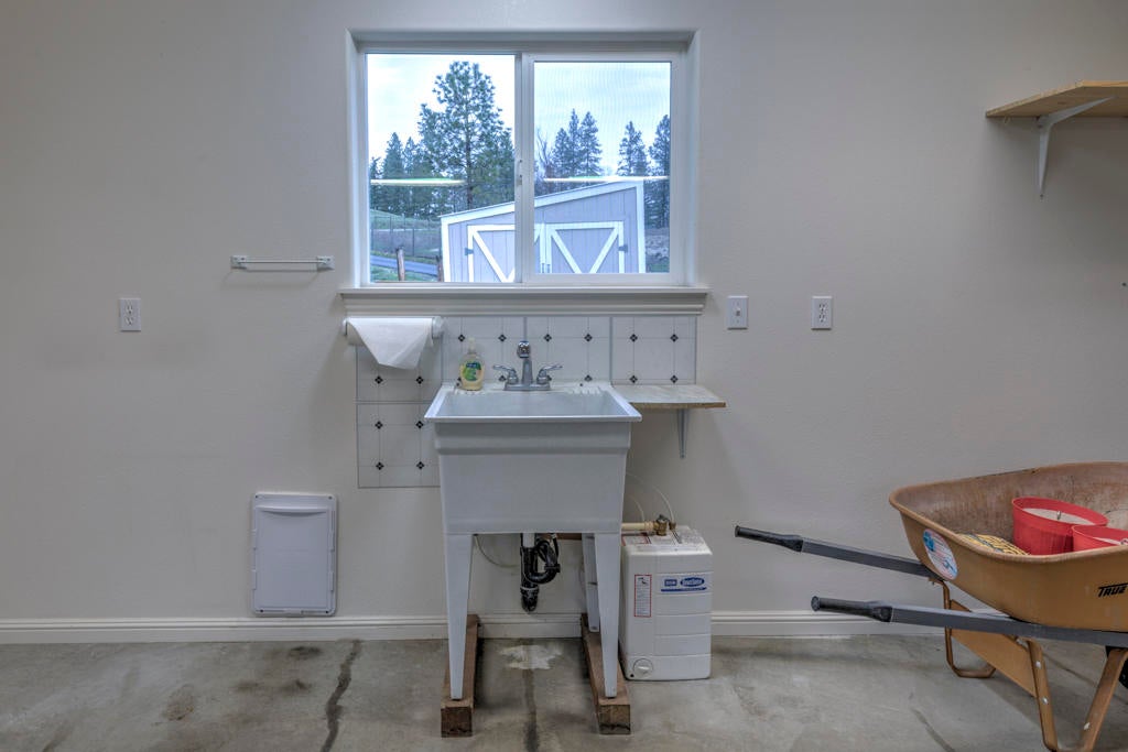 2749 Robertson Bridge Road Grants Pass, OR 97526 - Photo 33 of 59 Utility Sink in Shop