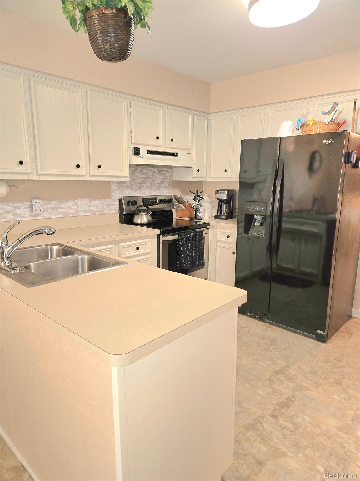 14879 Riverside Drive Livonia, MI 48154 - Photo 9 of 42 Bright kitchen in the middle of the house