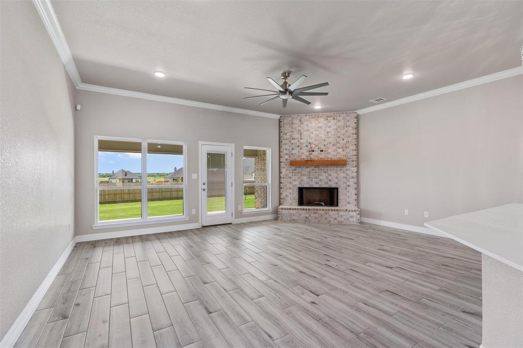 1341 Promised Land Road Hewitt, TX 76643 - Photo 9 of 29 Spacious living area