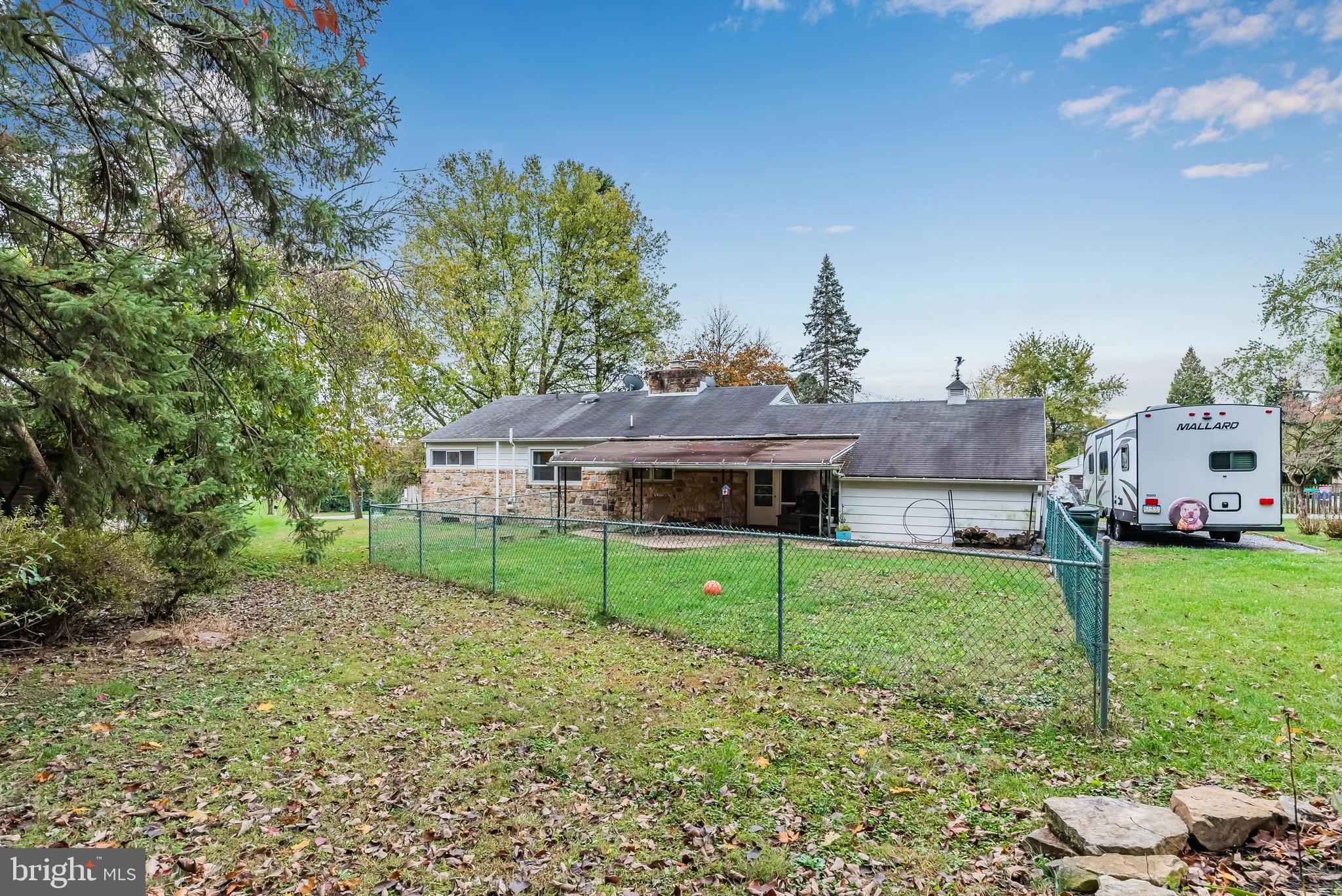5900 Devonshire Heights Road Harrisburg, PA 17112 - Photo 28 of 30 Fenced in yard