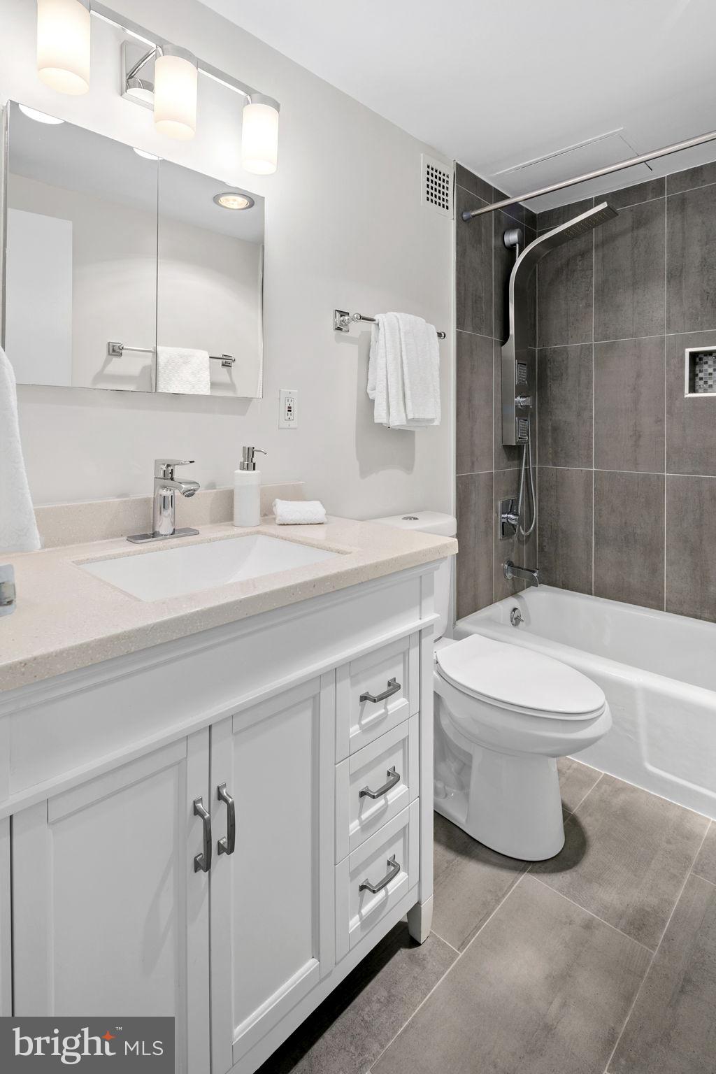 4141 North Henderson Road, Unit 1218 Arlington, VA 22203 - Photo 24 of 50 Primary full bathroom