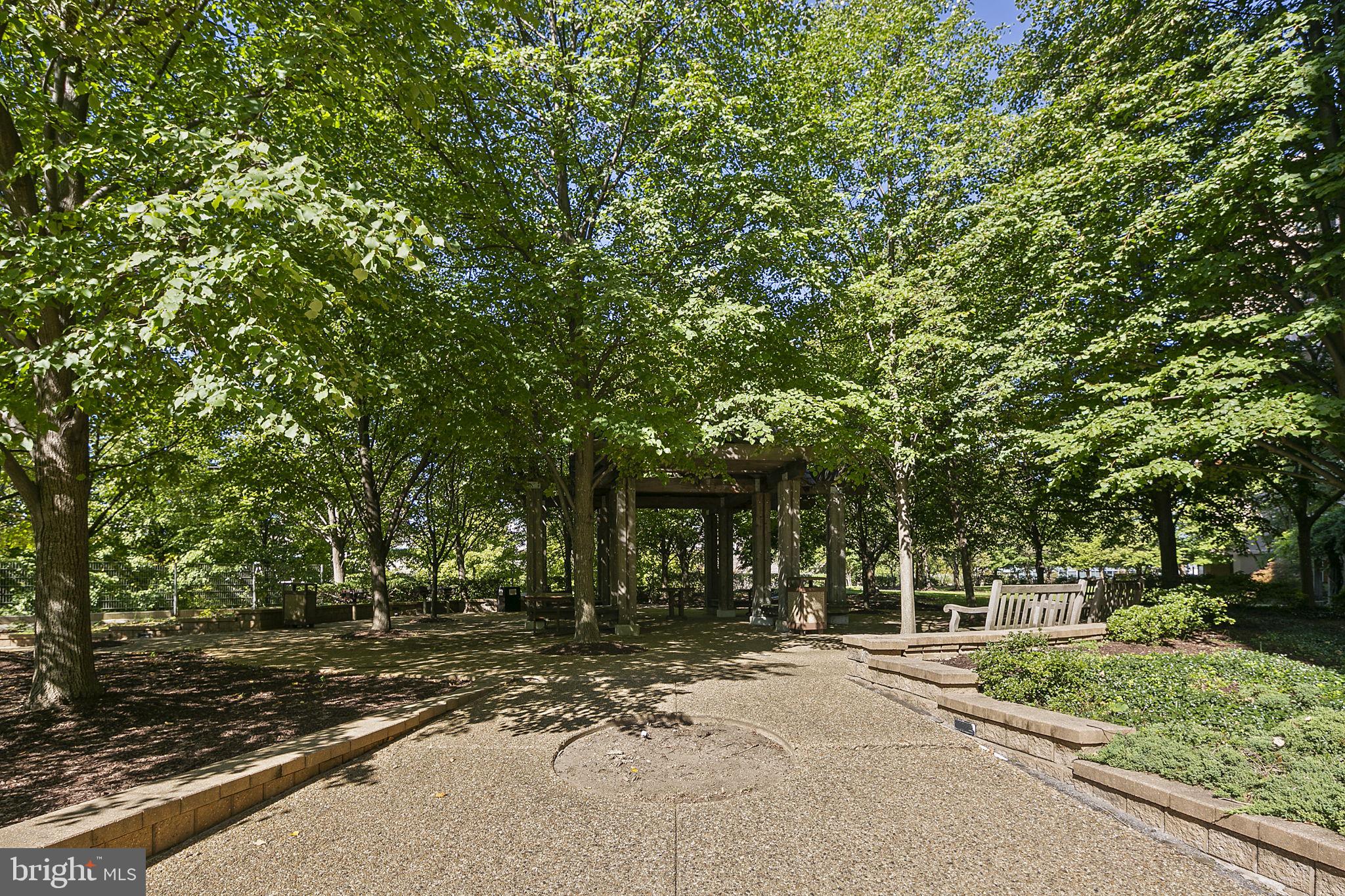 4141 North Henderson Road, Unit 1218 Arlington, VA 22203 - Photo 31 of 50 Large private park for this building