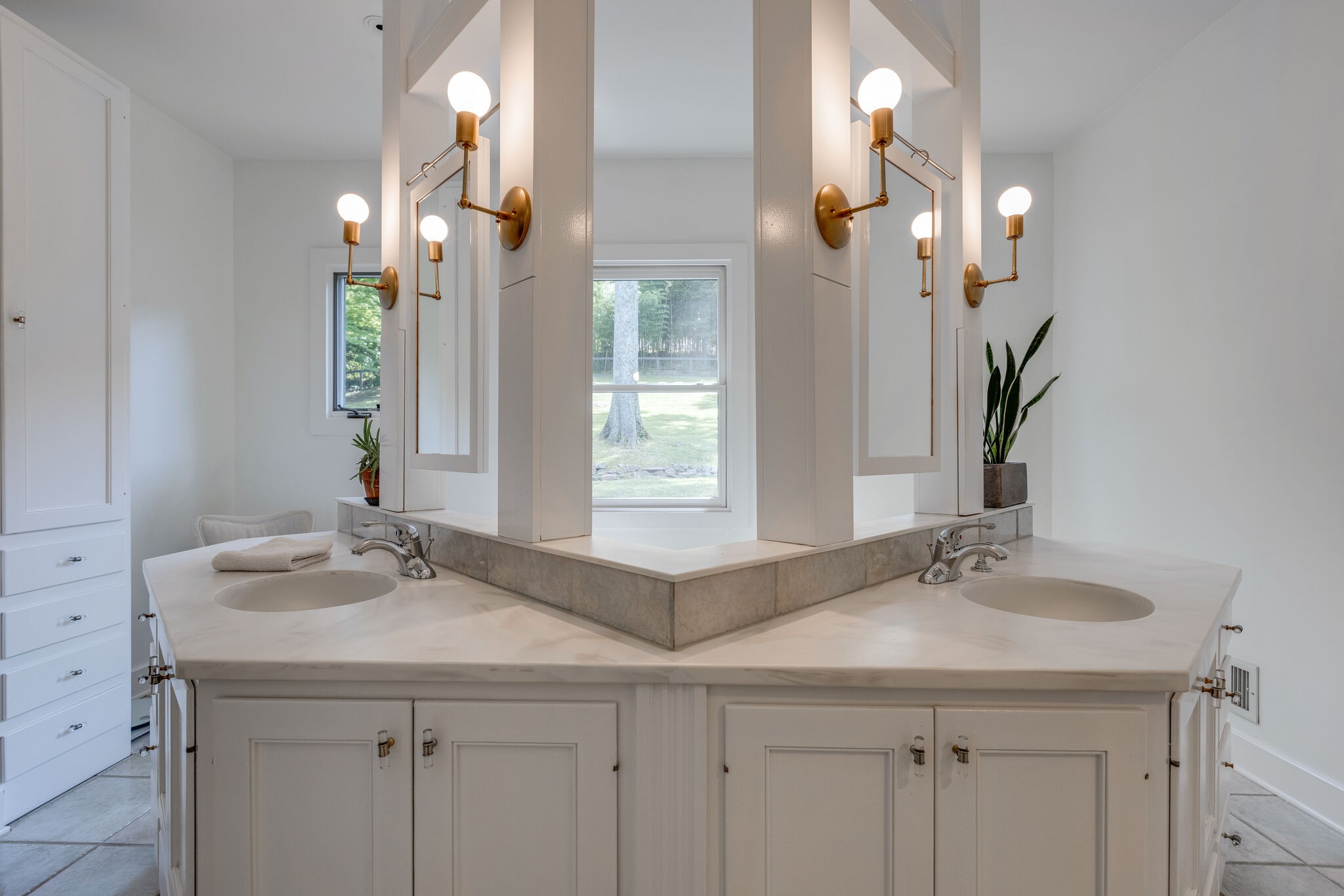 915 Overton Lea Road Nashville, TN 37220 - Photo 30 of 47 a bathroom with a sink and a mirror
