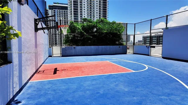 a view of a backyard