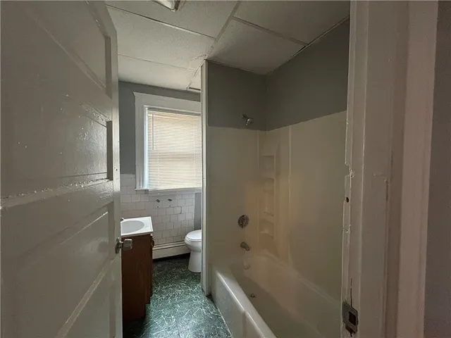 $1,650 | 915 Dexter Street, Unit 2R, Central Falls, RI 02863