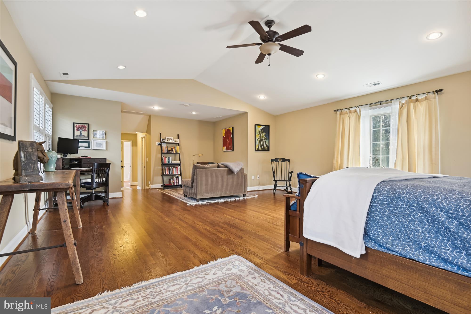 6400 Murray Hill Road Baltimore, MD 21212 - Photo 38 of 71 Spacious 2nd level Primary Suite w/ sitting area