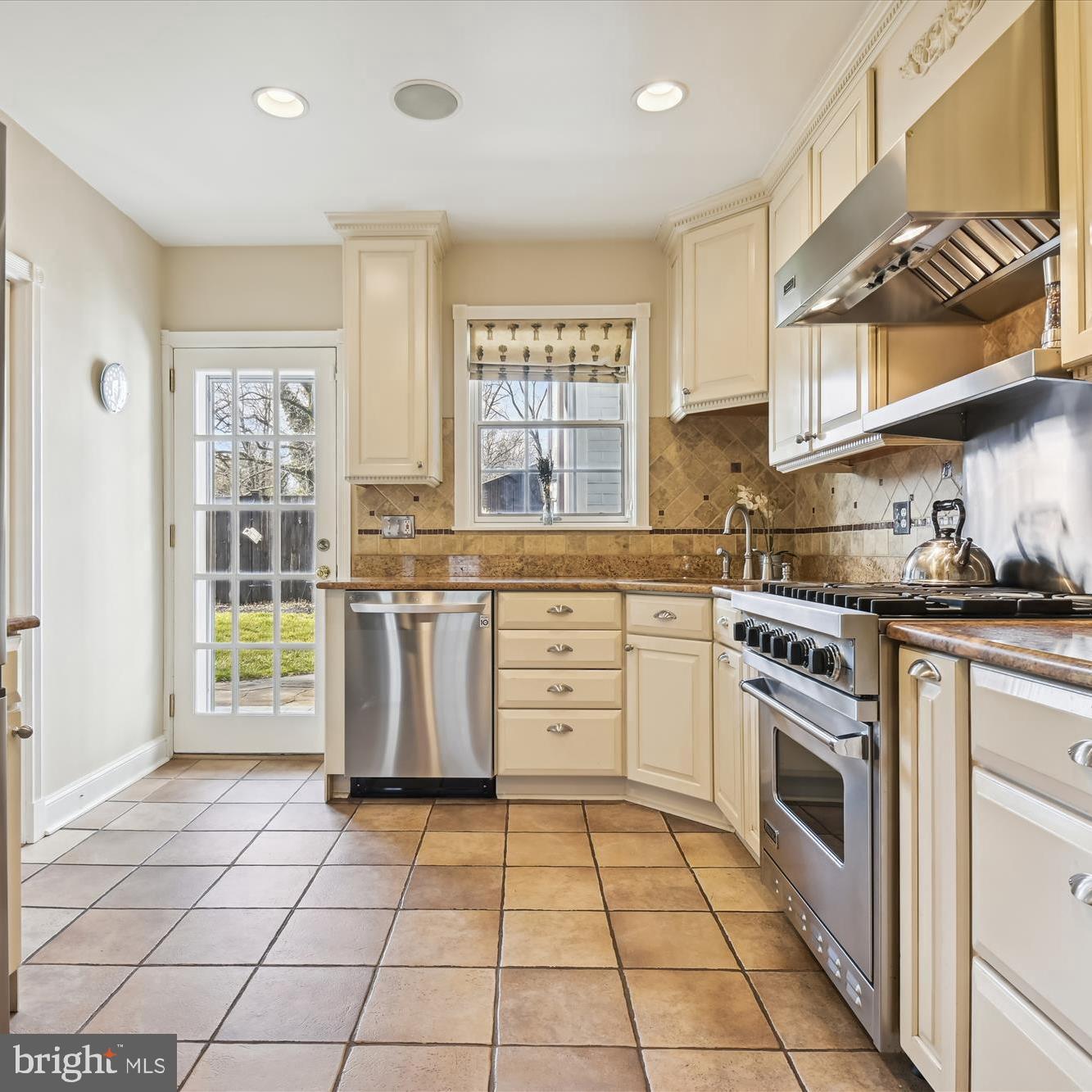 6400 Murray Hill Road Baltimore, MD 21212 - Photo 9 of 71 Sunny Kitchen with Granite Countertops