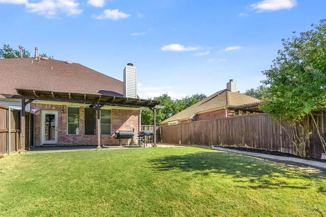 a view of a house with backyard and porch