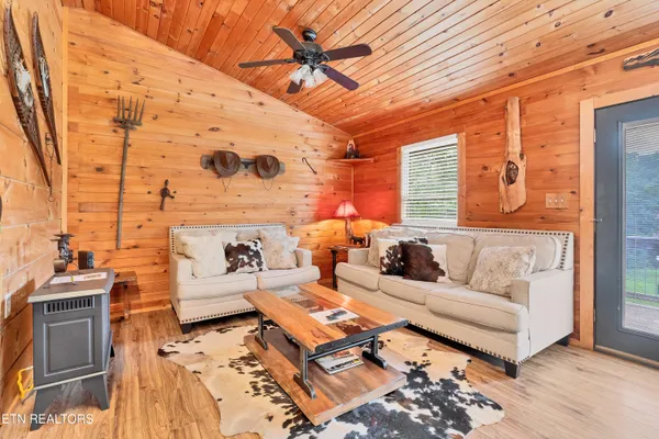 $385,000 | 1148 Laurel Road, Townsend, TN 37882