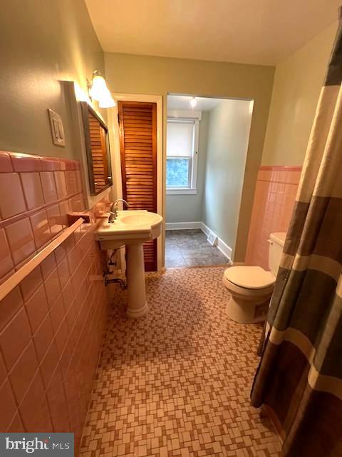 551 Washington Avenue Ewing, NJ 08628 - Photo 24 of 35 a bathroom with a sink a toilet and shower