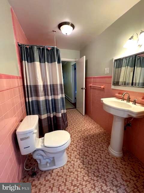 551 Washington Avenue Ewing, NJ 08628 - Photo 26 of 35 a bathroom with a sink toilet and shower