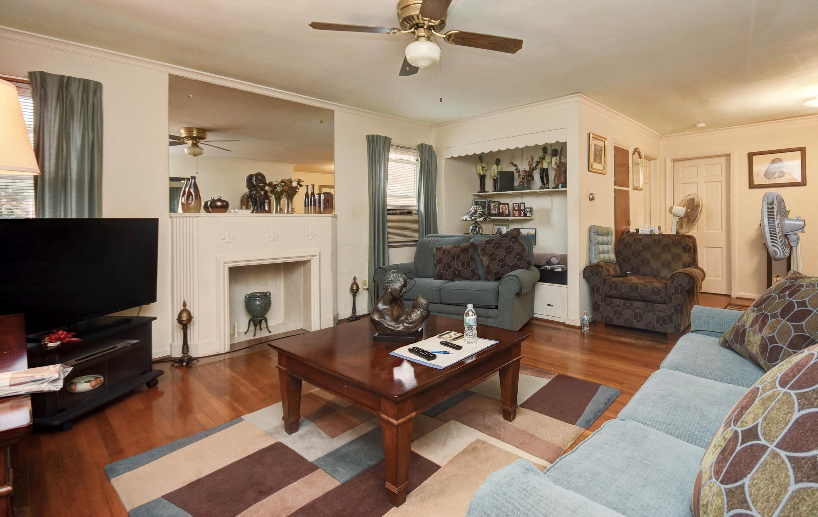 722 Kenwick Road, Unit D Columbus, OH 43209 - Photo 8 of 25 Downstairs Unit- Living Room (3)