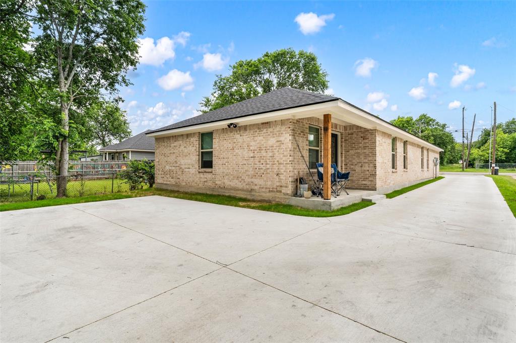 3109 North 27th Street Waco, TX 76708 - Photo 2 of 17 a front view of a house with garden