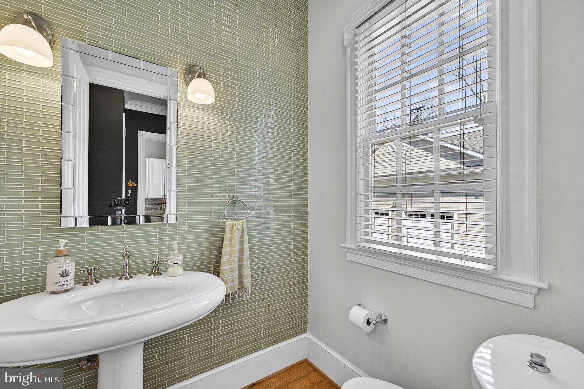 18940 Airmont Road Purcellville, VA 20132 - Photo 27 of 91 Main Level Half Bathroom with Window