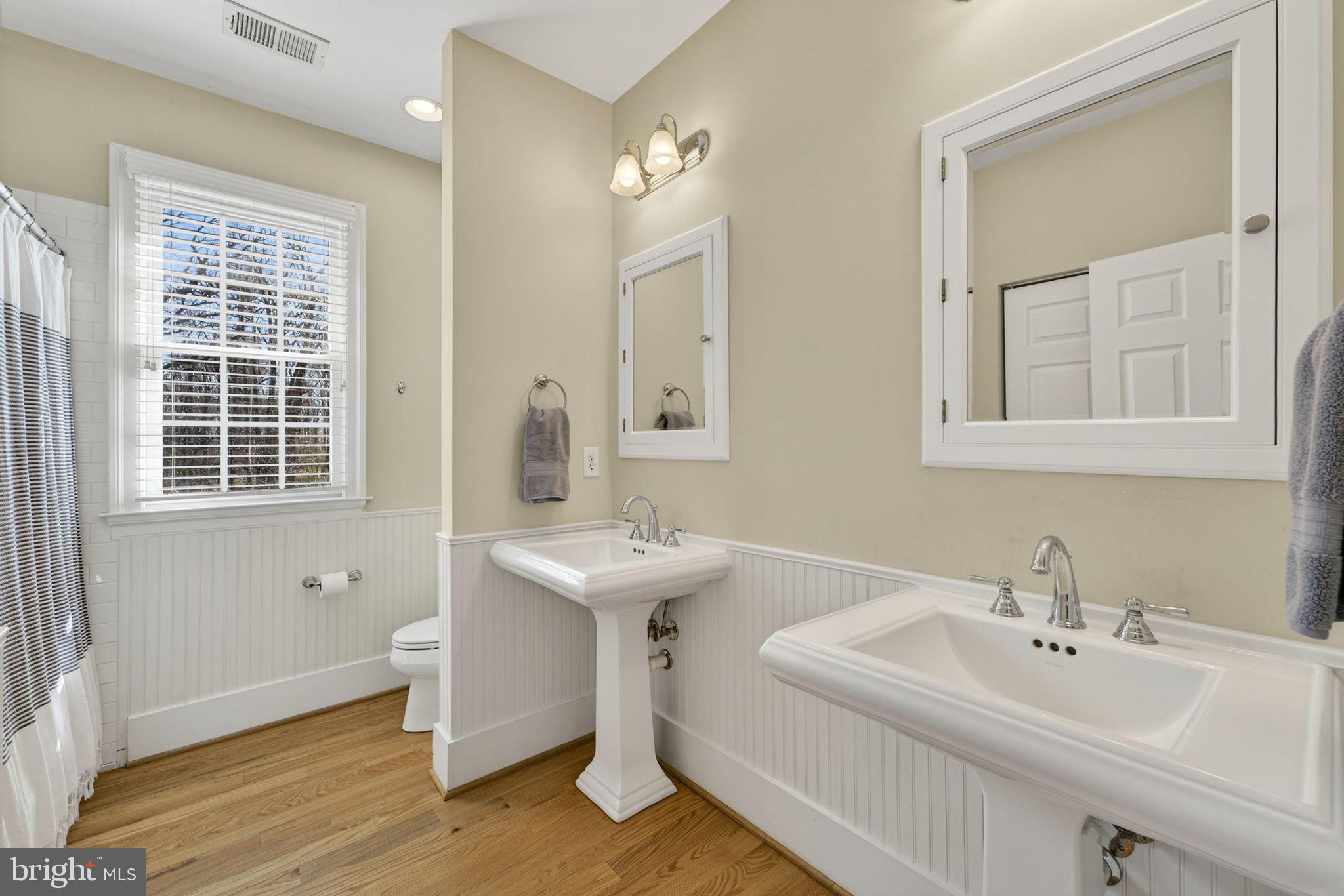18940 Airmont Road Purcellville, VA 20132 - Photo 44 of 91 Upper Level Full Bathroom with Tub / Shower