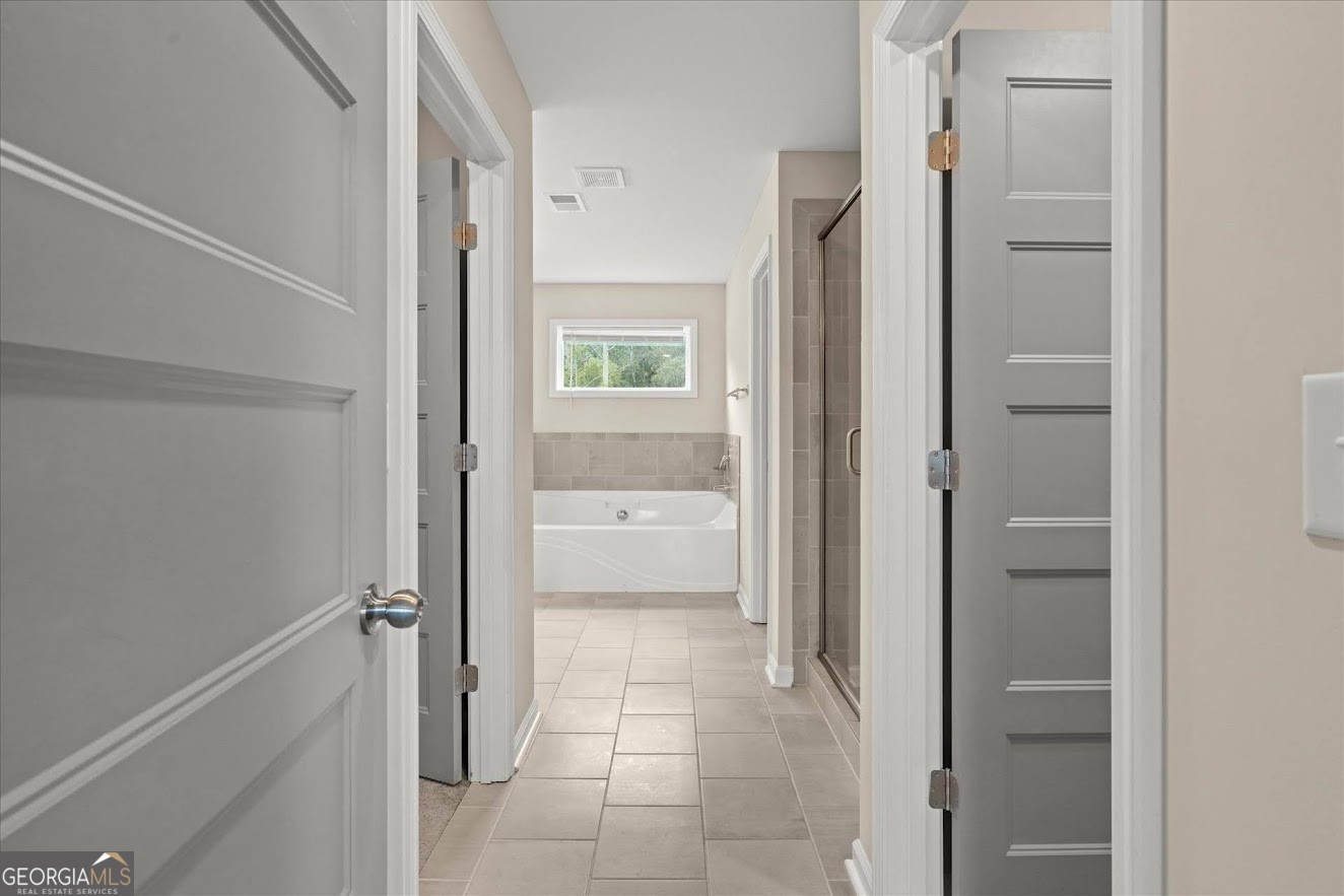 125 Springwood Drive Carrollton, GA 30117 - Photo 21 of 48 a bathroom with a glass shower door