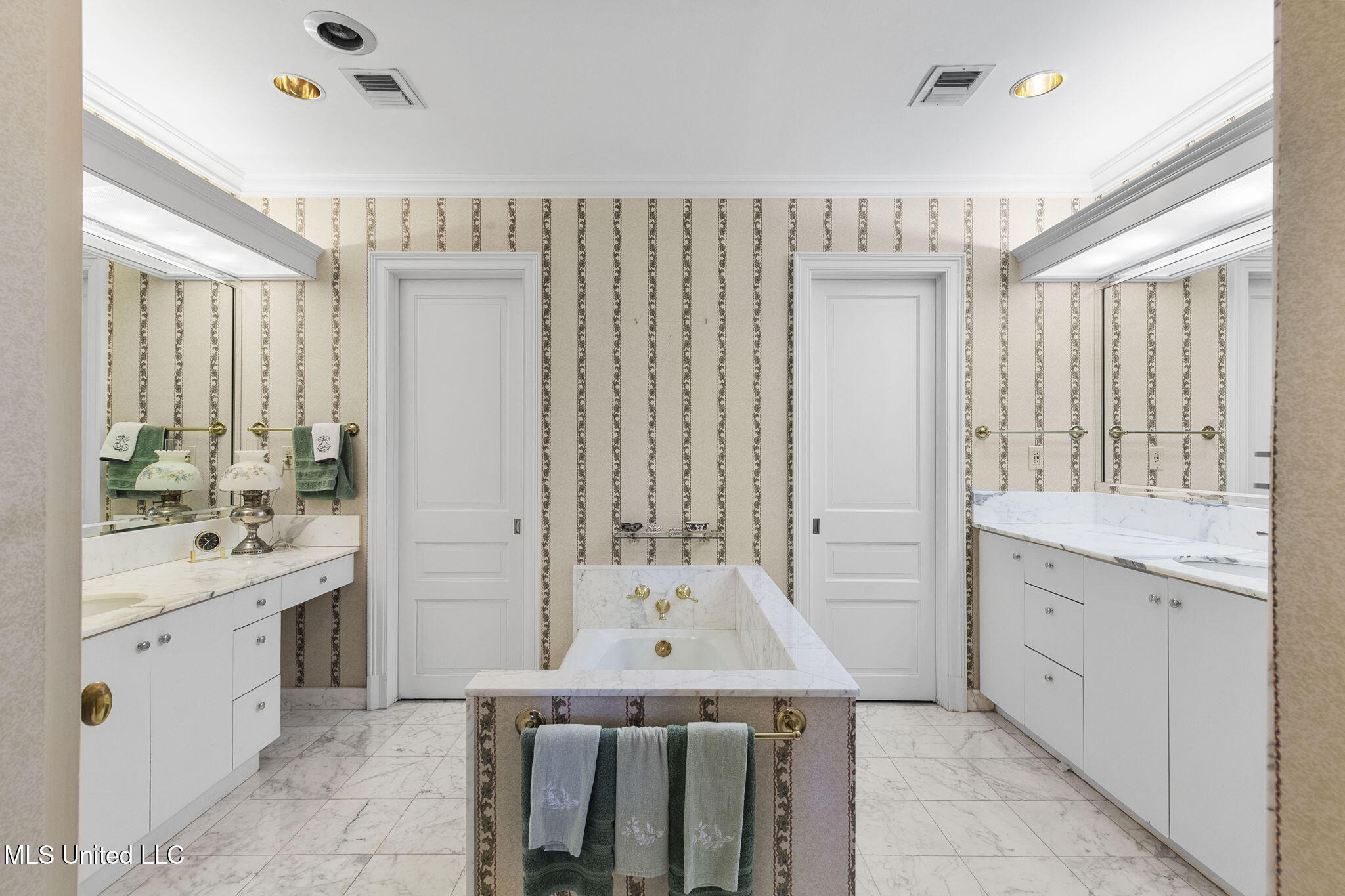 1200 Meadowbrook Road, Unit 11 Jackson, MS 39206 - Photo 24 of 75 53-web-or-mls-Barrington-Unit 11-53