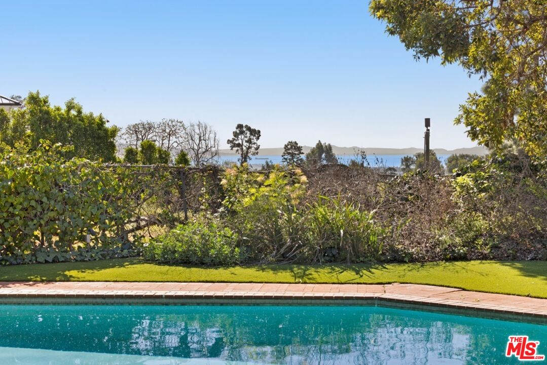 590 North Tigertail Road Los Angeles, CA 90049 - Photo 2 of 16