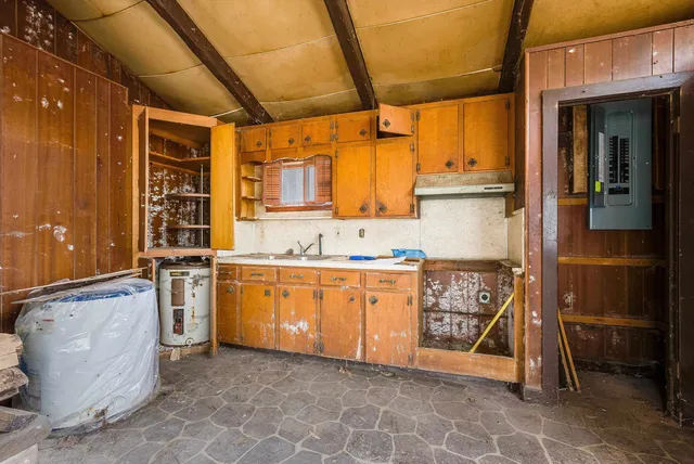 a view of walk in closet