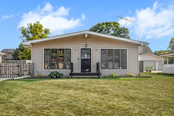 $2,200 | 217 Sherman Avenue, Montgomery, IL 60538
