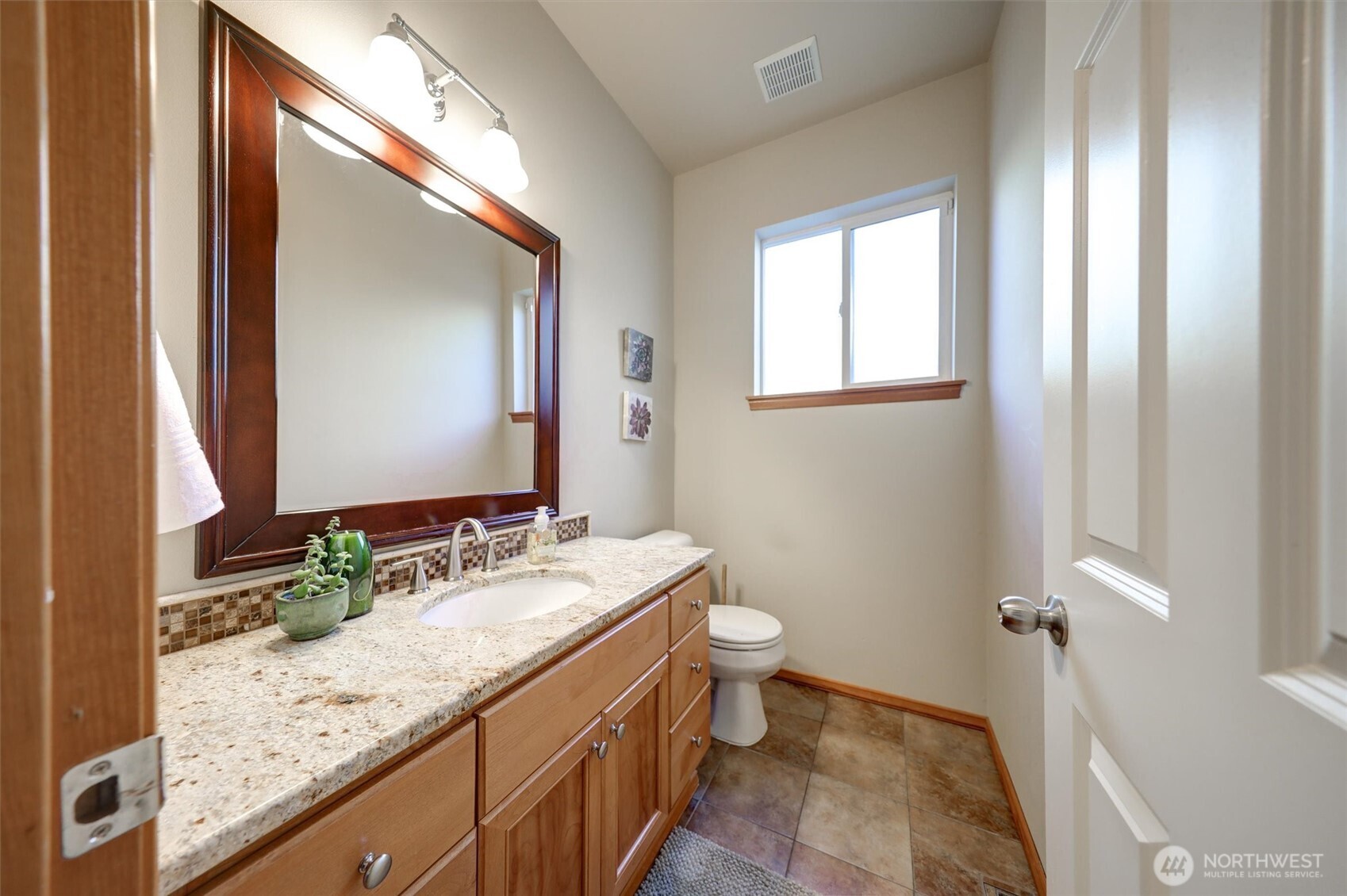 252 Quincy Avenue Northeast Renton, WA 98059 - Photo 11 of 40