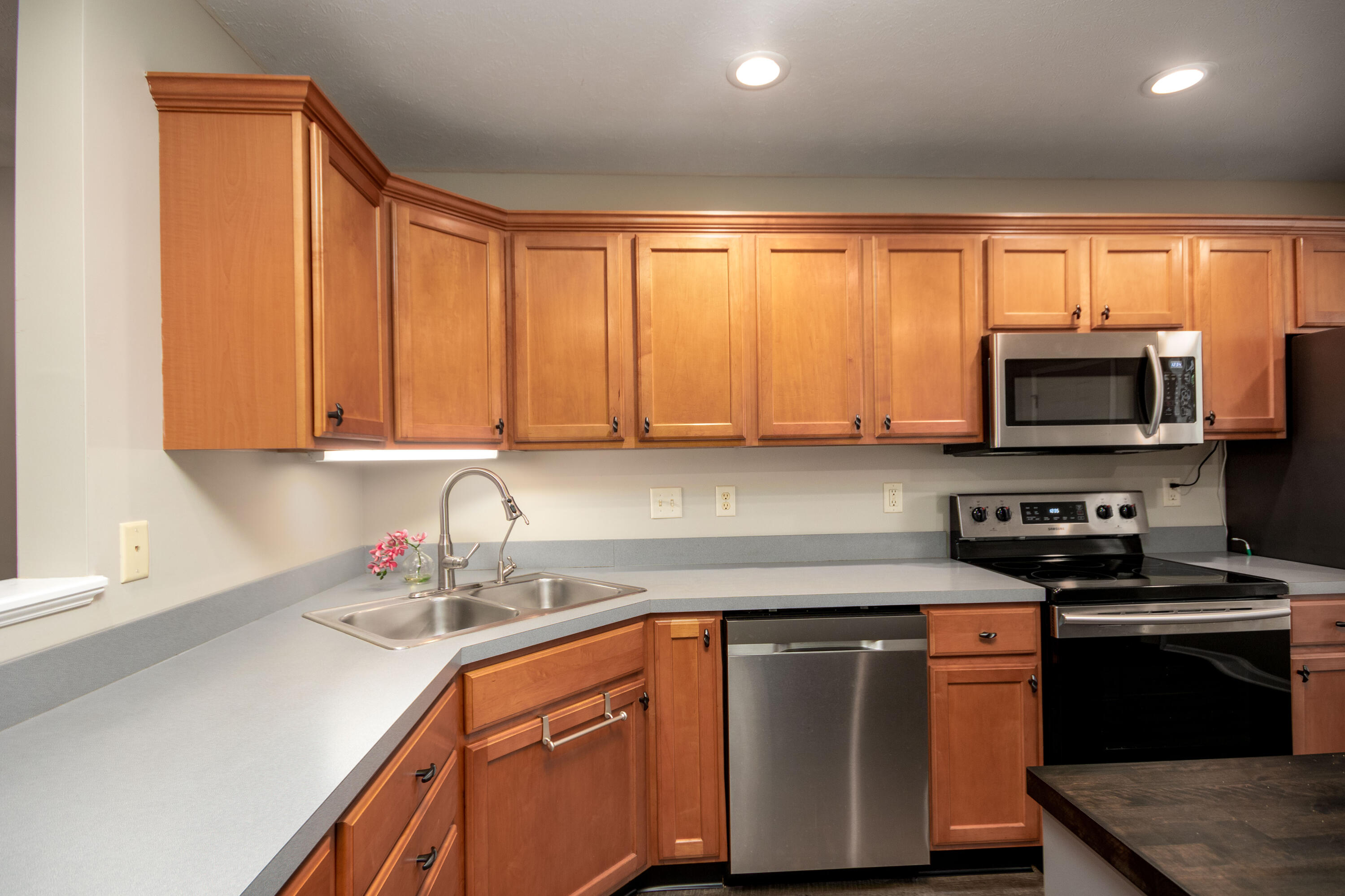 1357 East Point Ridge, Unit 11 Holland, MI 49423 - Photo 4 of 34 1357 E Pointe Ridge-22