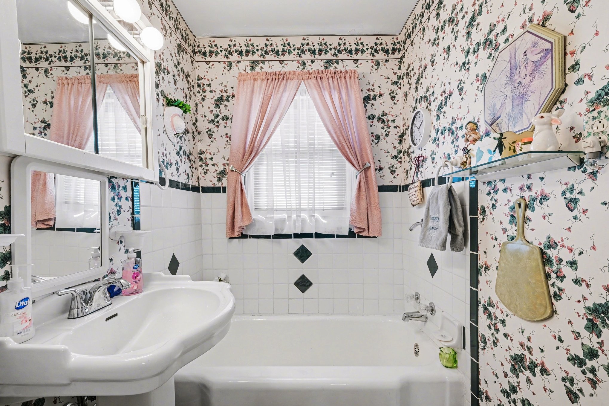 1801 Scribner Avenue Columbia, TN 38401 - Photo 24 of 30 a bathroom with a sink and a bathtub