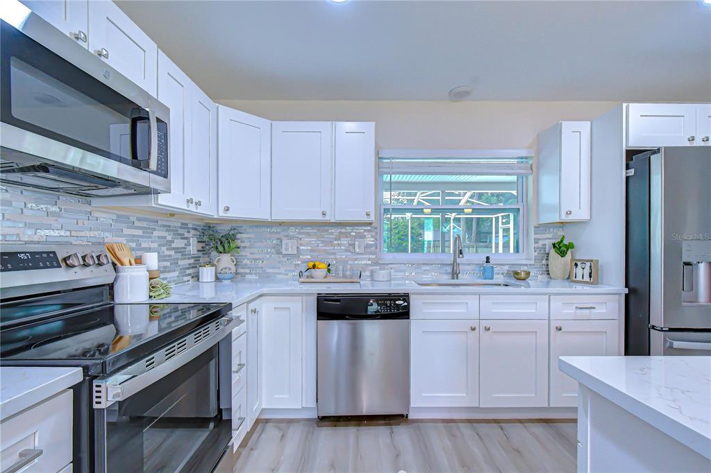 2167 Lakeview Road Clearwater, FL 33764 - Photo 5 of 31